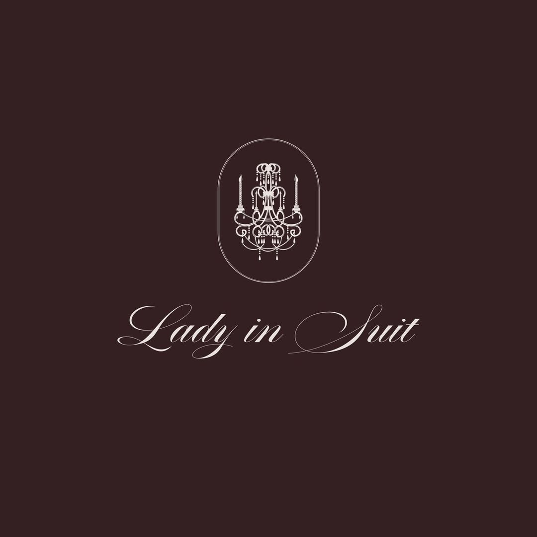 lady.in.suit